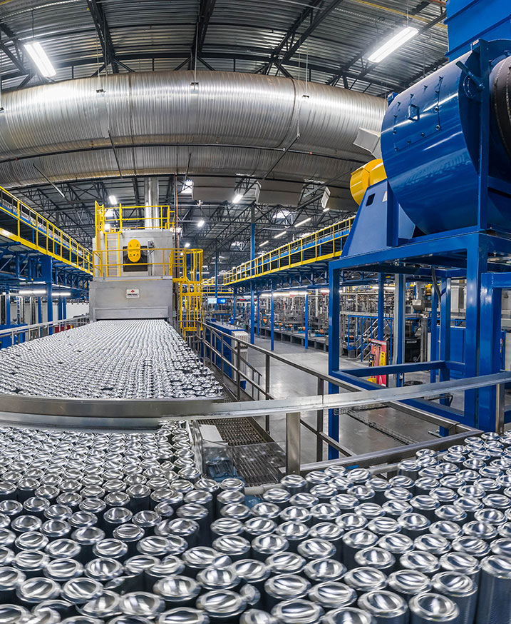 Large number of cans on a conveyor belt
